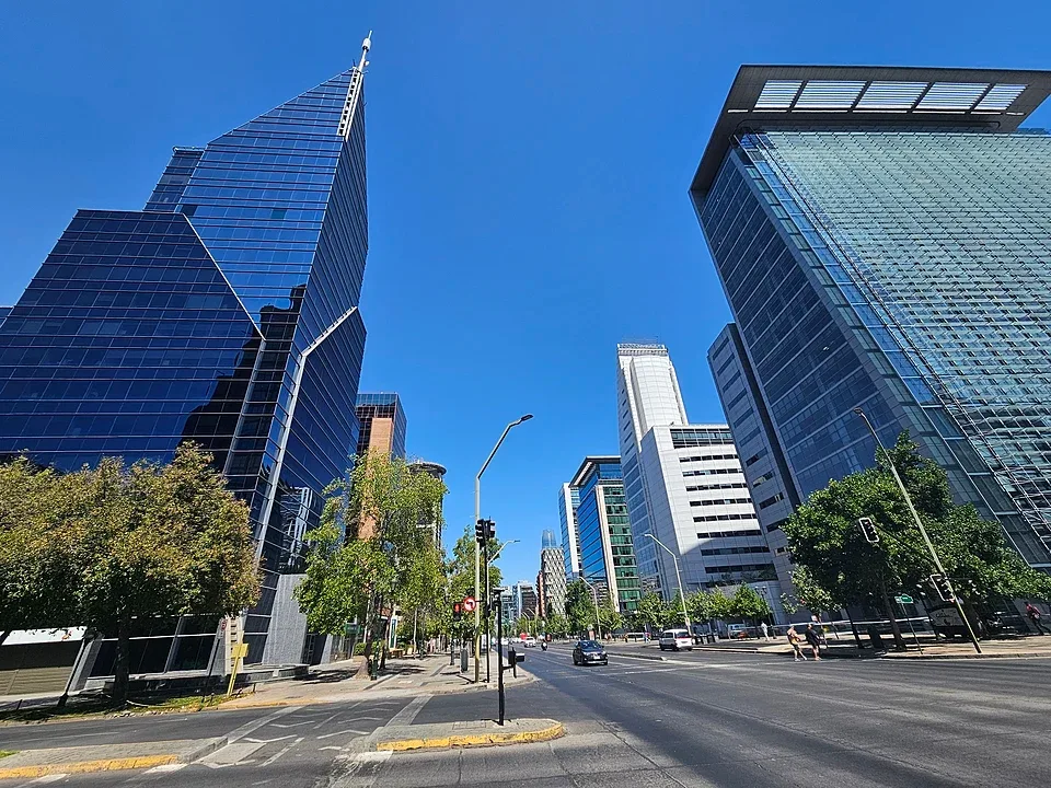 Oficinas premium consolidan recuperación con vacancias bajo 7% en polos del sector oriente
